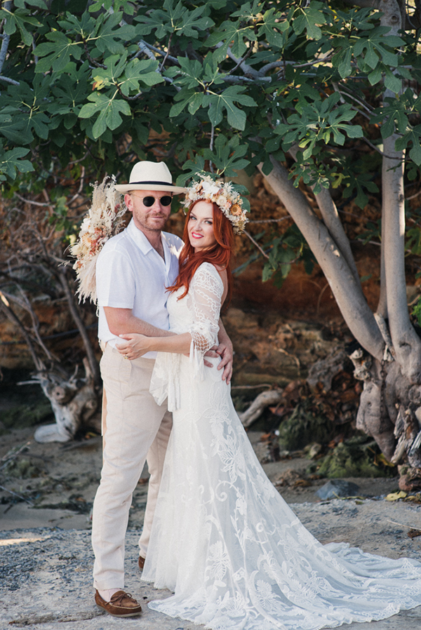 boho-destination-wedding-mani-pampas-grass-dried-flowers_03x