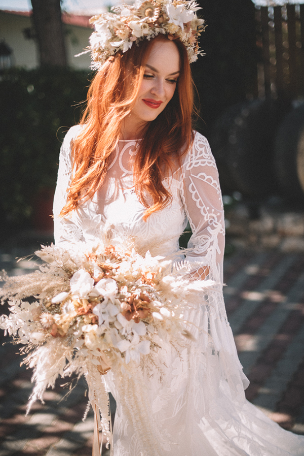 boho-destination-wedding-mani-pampas-grass-dried-flowers_10