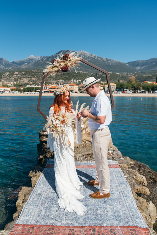 boho-destination-wedding-mani-pampas-grass-dried-flowers_18