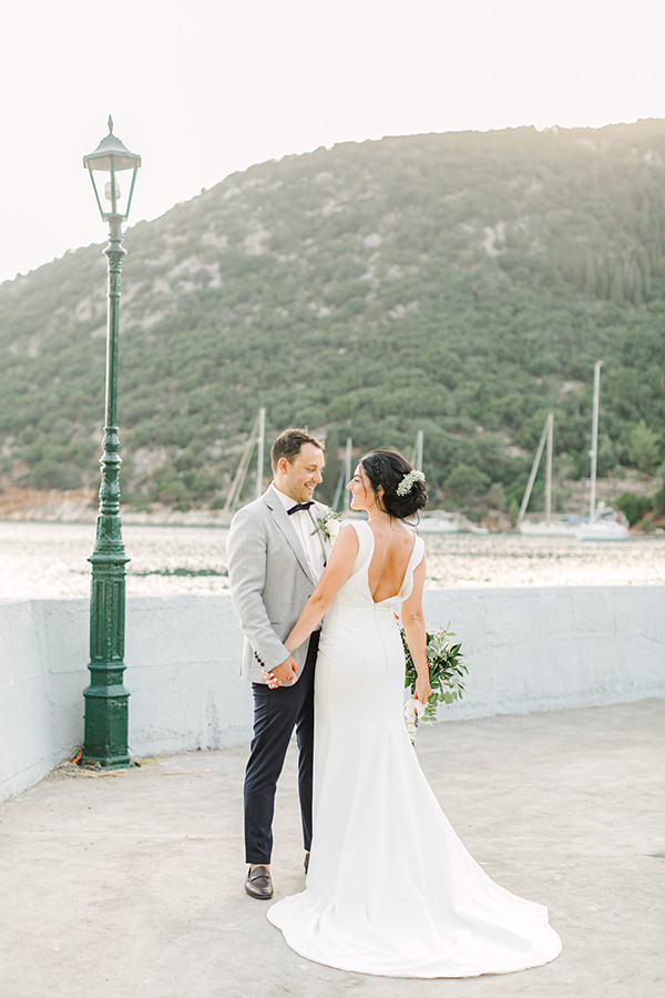 outdoor-summer-wedding-ithaki-romantic-white-flowers_02