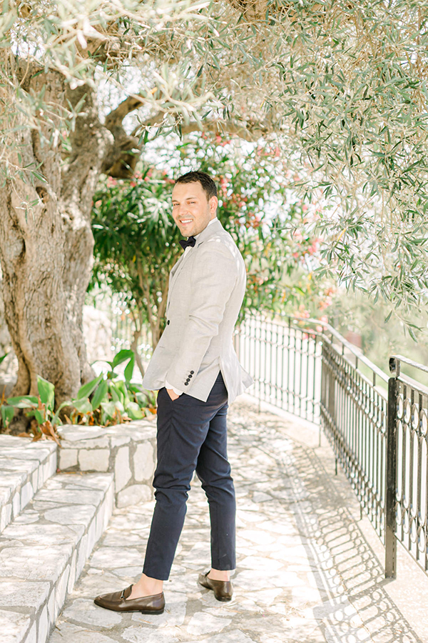 outdoor-summer-wedding-ithaki-romantic-white-flowers_16