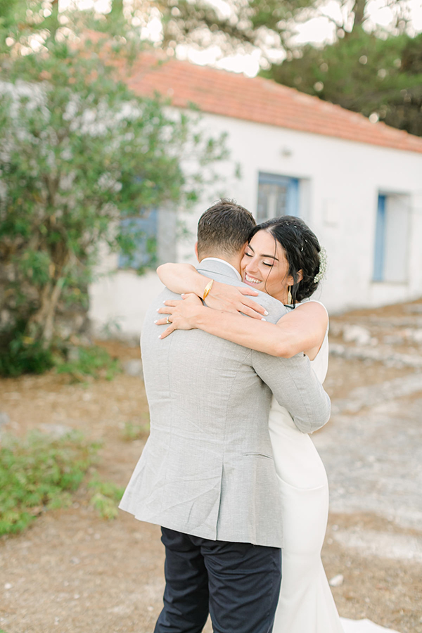 outdoor-summer-wedding-ithaki-romantic-white-flowers_28