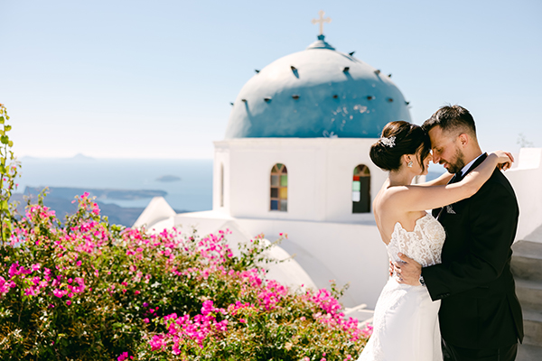 romantic-santorini-elopement-incredibly-beautiful-flowers_01