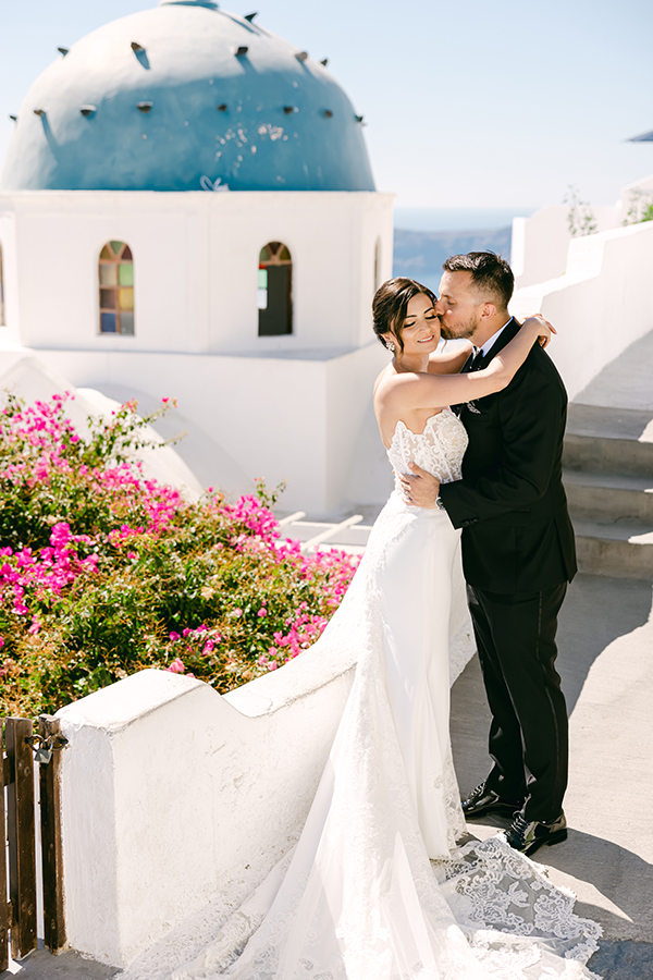 romantic-santorini-elopement-incredibly-beautiful-flowers_02