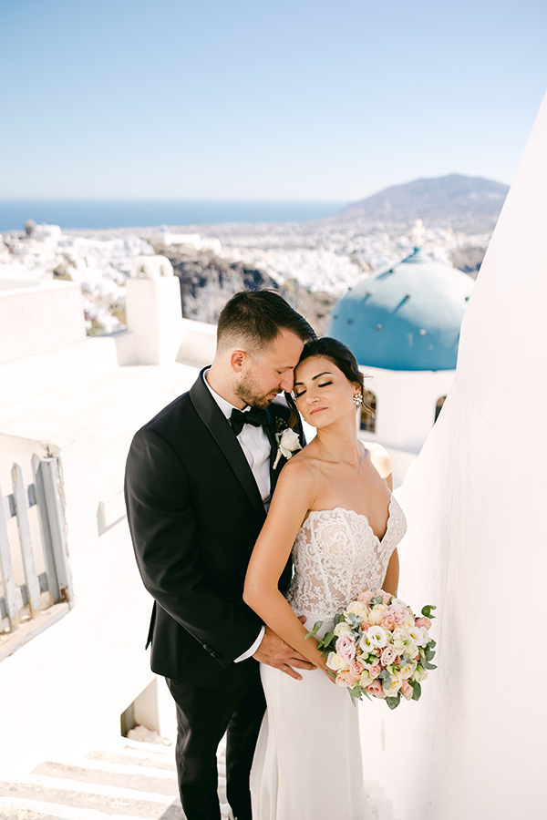 romantic-santorini-elopement-incredibly-beautiful-flowers_04