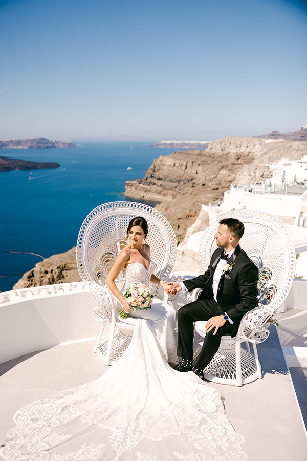 romantic-santorini-elopement-incredibly-beautiful-flowers_05