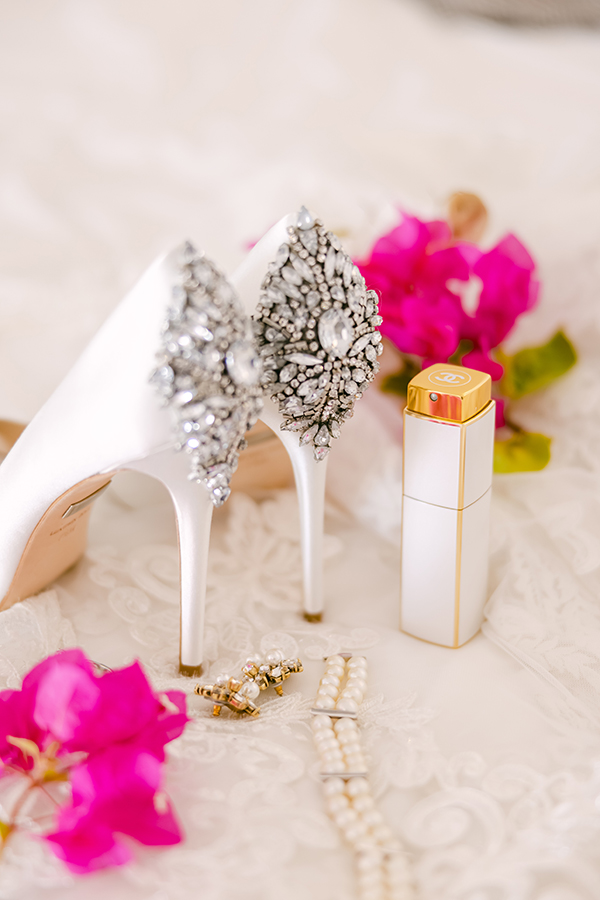 romantic-santorini-elopement-incredibly-beautiful-flowers_05x