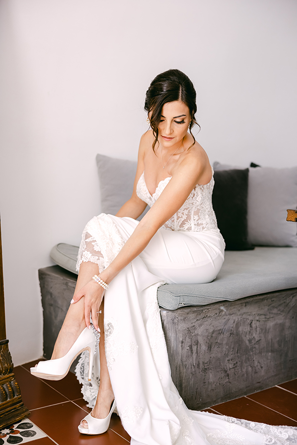 romantic-santorini-elopement-incredibly-beautiful-flowers_07