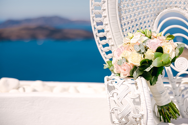 romantic-santorini-elopement-incredibly-beautiful-flowers_11