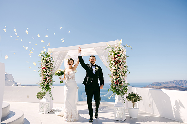 romantic-santorini-elopement-incredibly-beautiful-flowers_23
