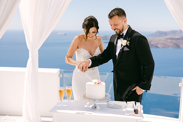 romantic-santorini-elopement-incredibly-beautiful-flowers_26