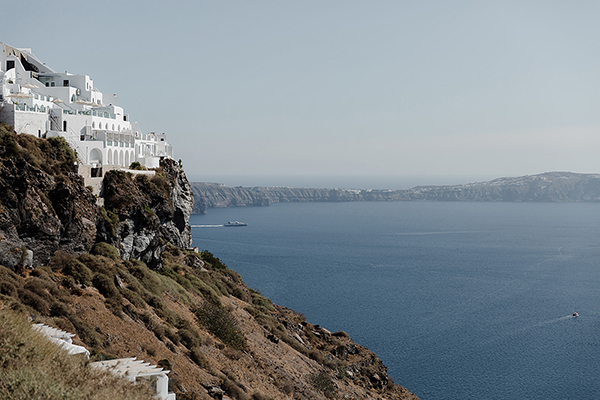 intimate-destination-wedding-santorini-white-pink-florals_05x