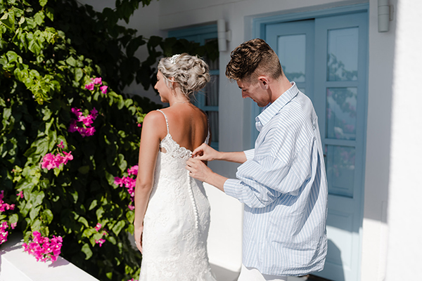 intimate-destination-wedding-santorini-white-pink-florals_08