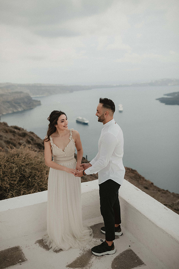 romantic-pastel-hued-elopement-santorini-island-with-breathtaking-views_02
