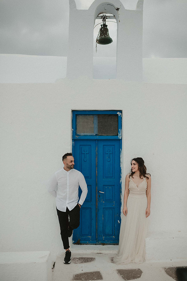 romantic-pastel-hued-elopement-santorini-island-with-breathtaking-views_02x
