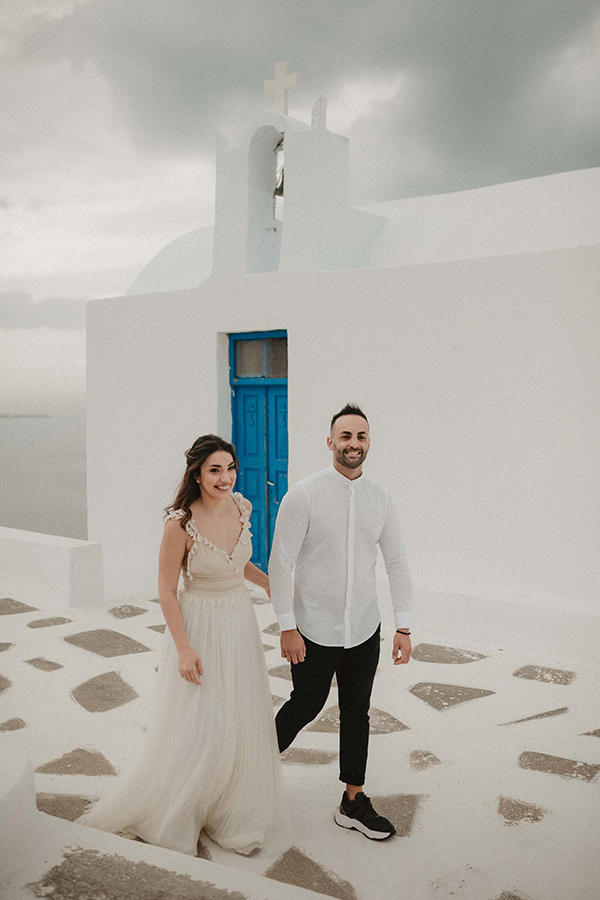 romantic-pastel-hued-elopement-santorini-island-with-breathtaking-views_07x