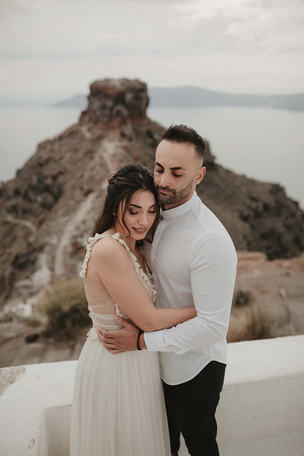 romantic-pastel-hued-elopement-santorini-island-with-breathtaking-views_08