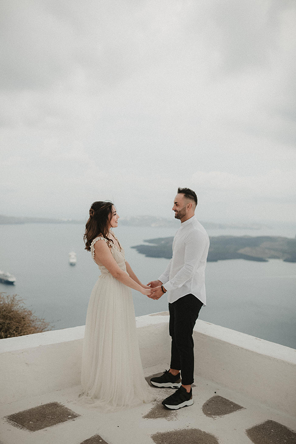 romantic-pastel-hued-elopement-santorini-island-with-breathtaking-views_09