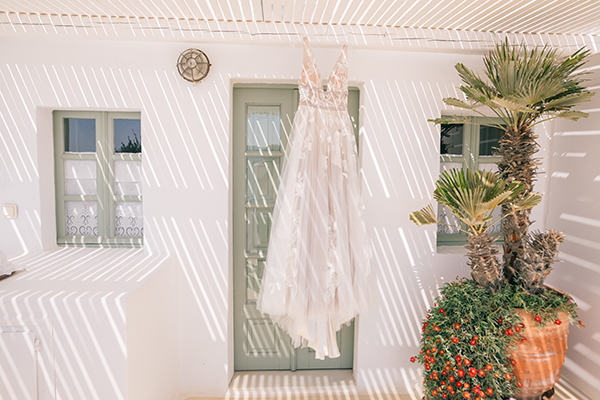 this-destination-wedding-santorini-will-take-your-breath-away_05s