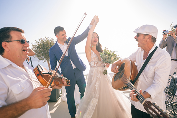 this-destination-wedding-santorini-will-take-your-breath-away_22