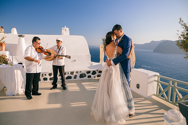 this-destination-wedding-santorini-will-take-your-breath-away_24