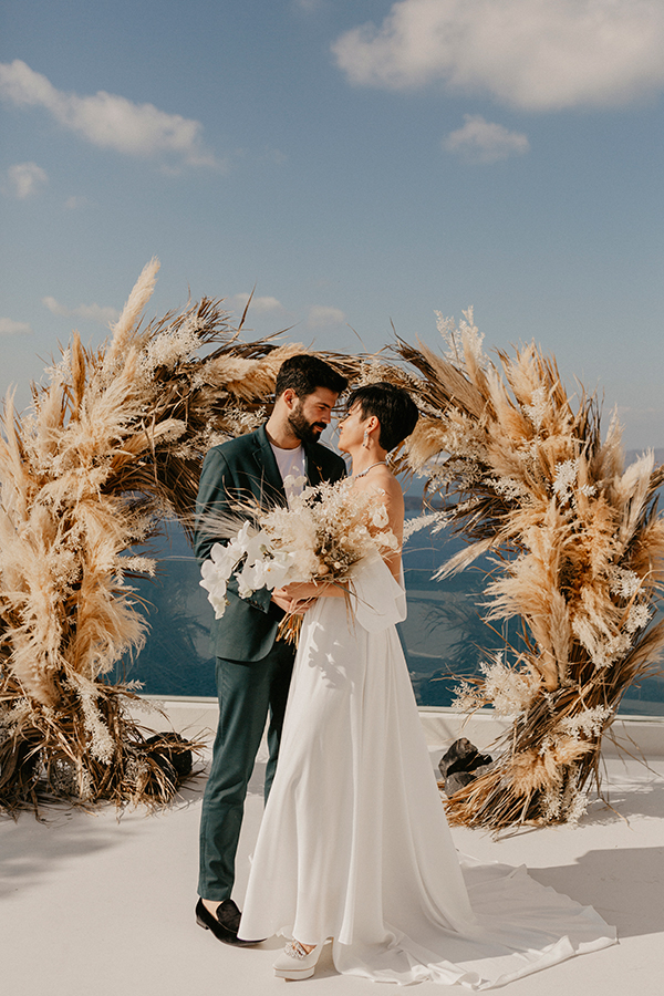 chic-boho-wedding-styled-shoot-santorini-epic-views-inspiring-details_01