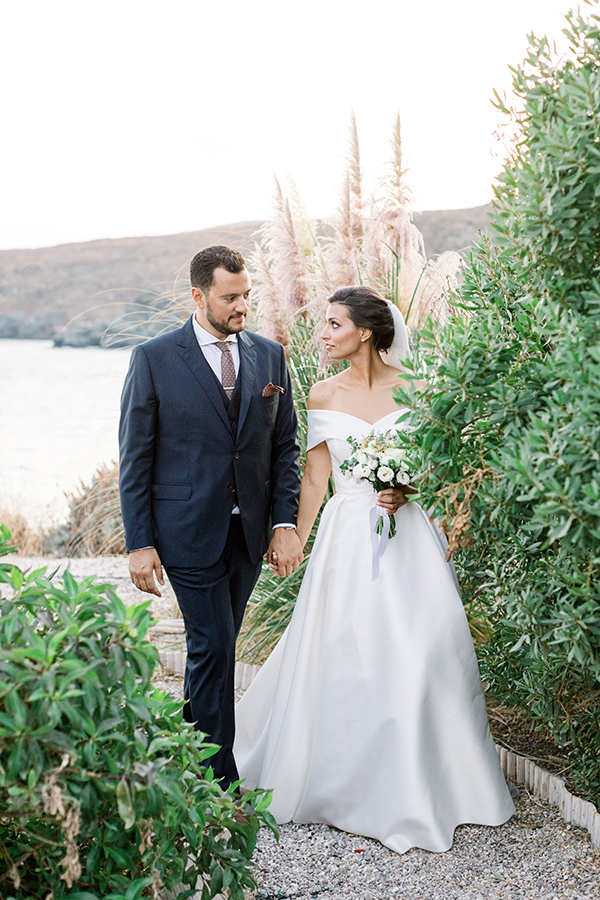 romantic-kythnos-wedding-white-blue-florals_01