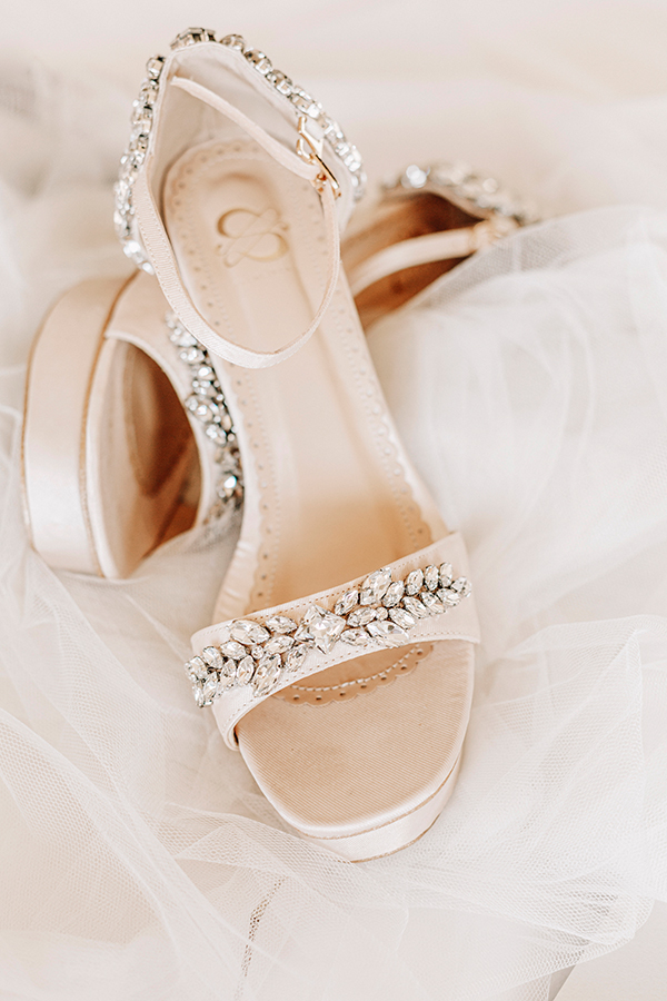 adorned-in-bold-pink-styled-shoot-in-santorini-gorgeous-florals_05