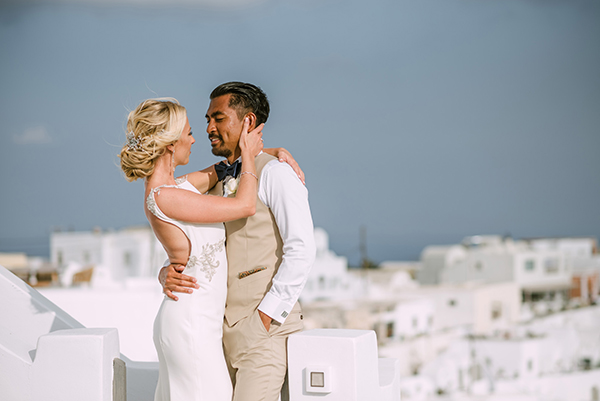 gorgeous-summer-wedding-santorini-romanrtic-florals_02