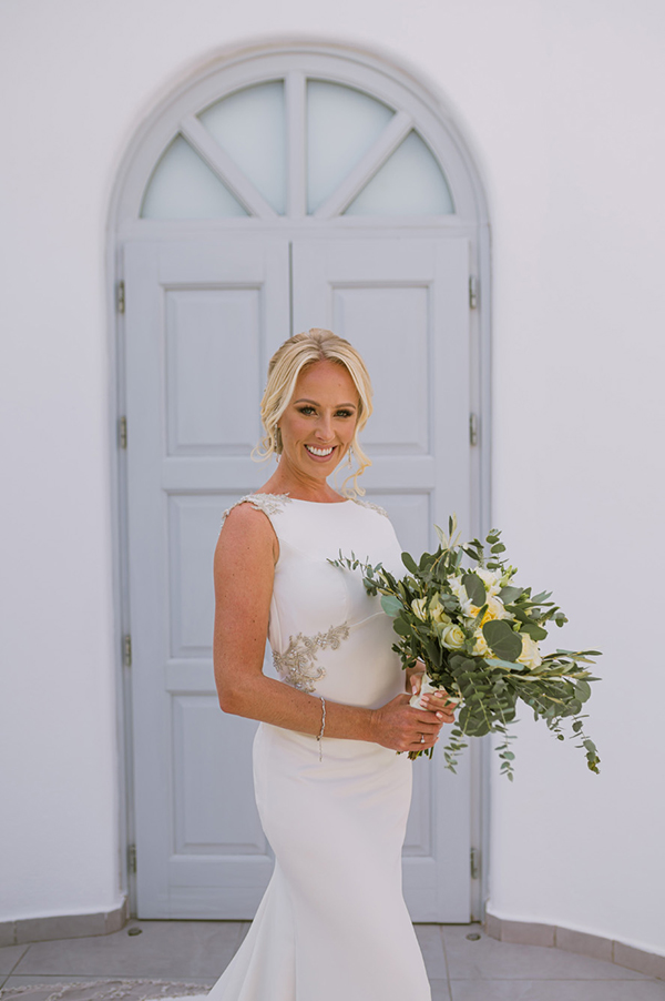 gorgeous-summer-wedding-santorini-romanrtic-florals_04