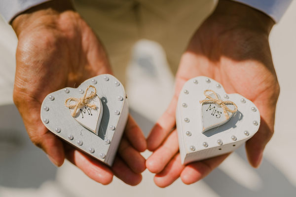gorgeous-summer-wedding-santorini-romanrtic-florals_05