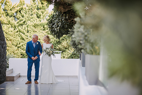 gorgeous-summer-wedding-santorini-romanrtic-florals_07z