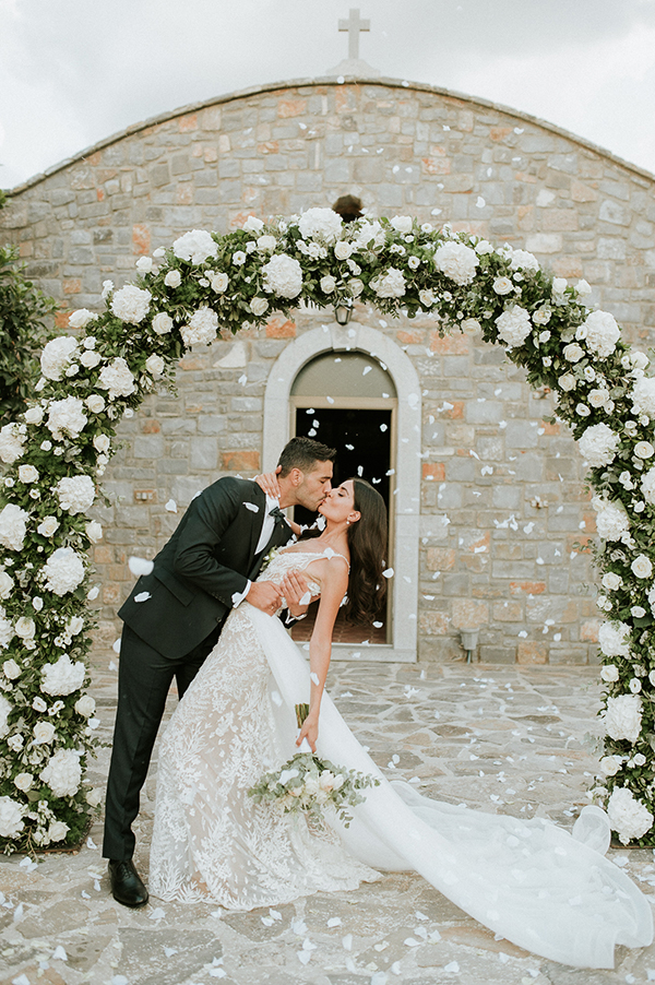 utterly-romantic-wedding-crete-with-whimsical-blooms_02