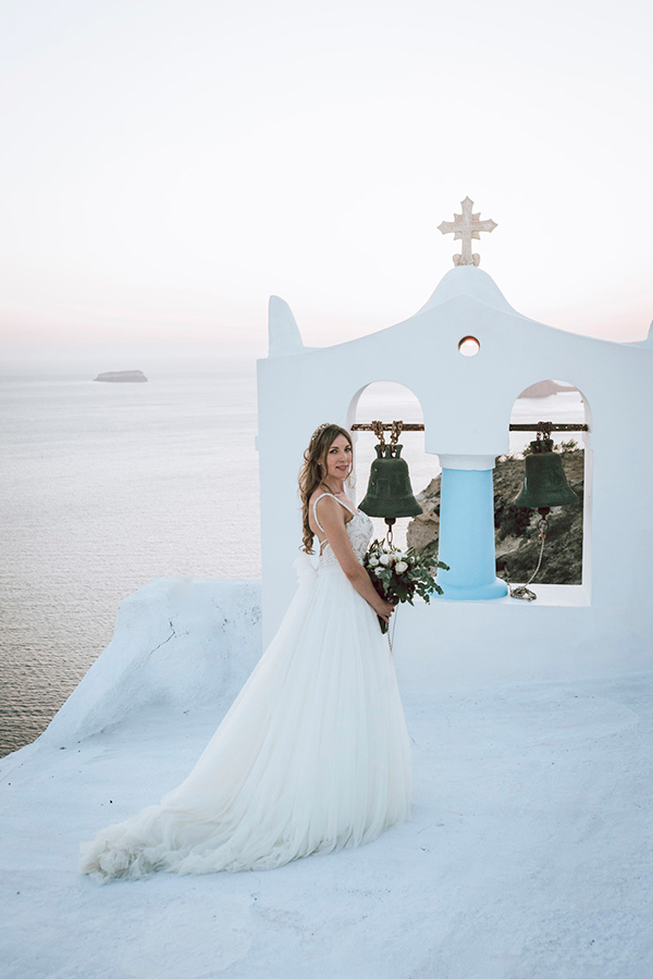 a-destination-summer-wedding-santorini-pastel-florals_05