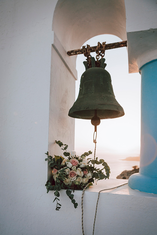 a-destination-summer-wedding-santorini-pastel-florals_07x