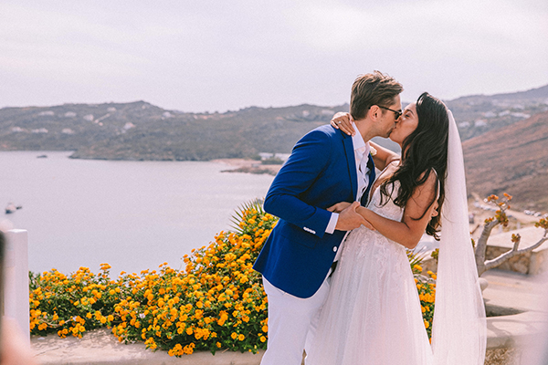 summer-romantic-wedding-mykonos-white-blooms_03