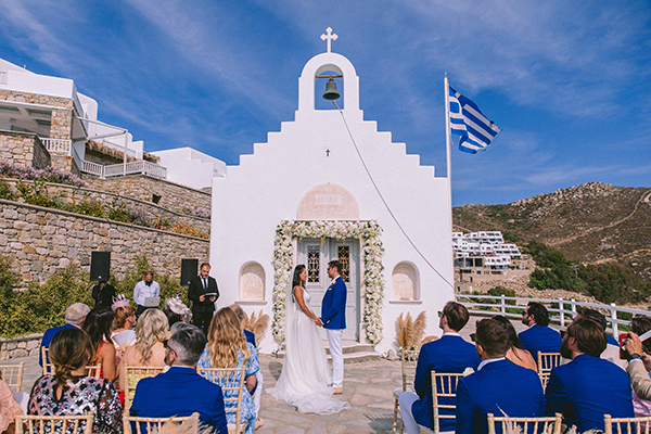 summer-romantic-wedding-mykonos-white-blooms_25