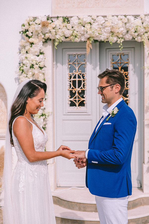 summer-romantic-wedding-mykonos-white-blooms_27