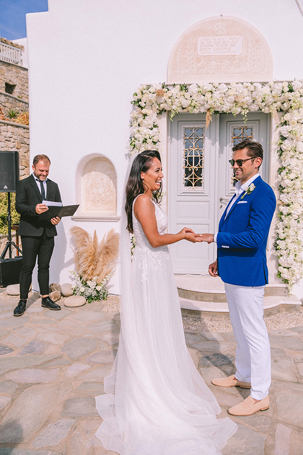 summer-romantic-wedding-mykonos-white-blooms_29