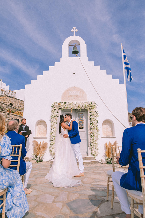 summer-romantic-wedding-mykonos-white-blooms_30