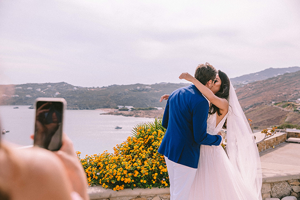 summer-romantic-wedding-mykonos-white-blooms_32
