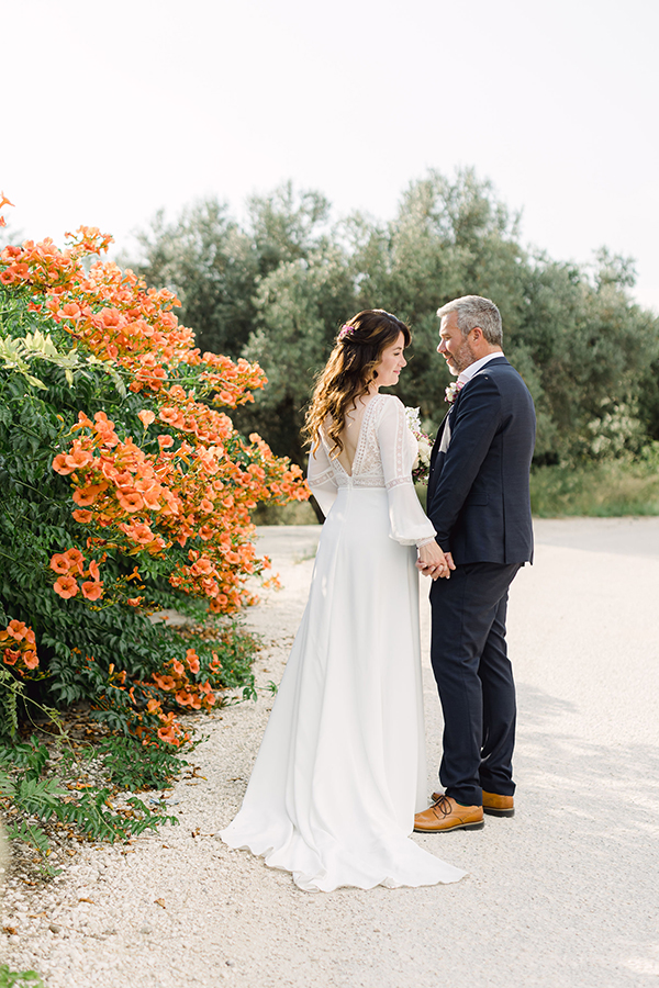lovely-spring-elopement-in-kefalonia-anemones-roses_04