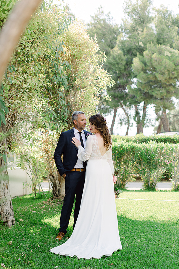 lovely-spring-elopement-in-kefalonia-anemones-roses_09