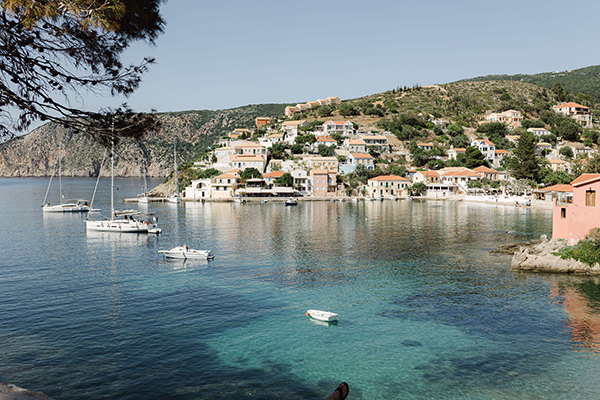 lovely-spring-elopement-in-kefalonia-anemones-roses_11