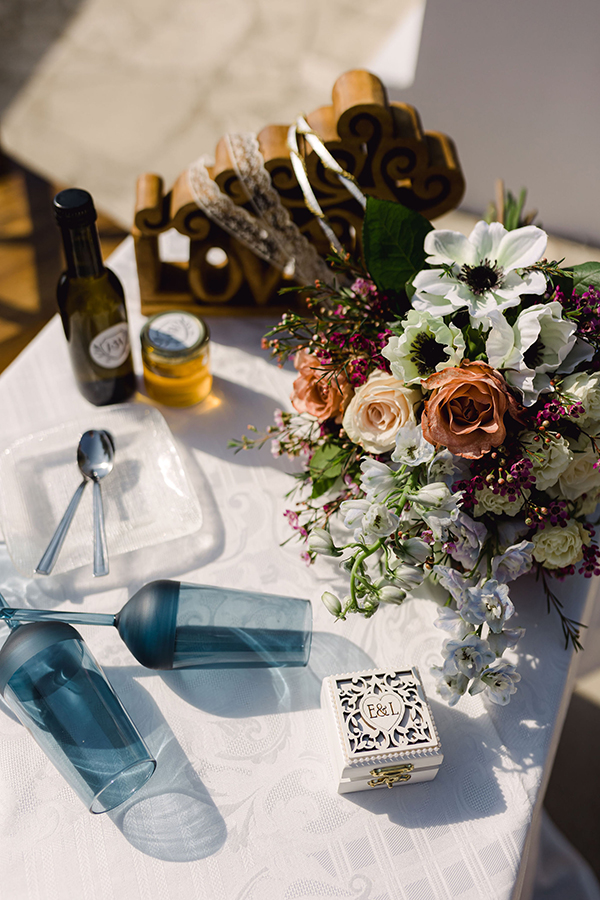 lovely-spring-elopement-in-kefalonia-anemones-roses_14
