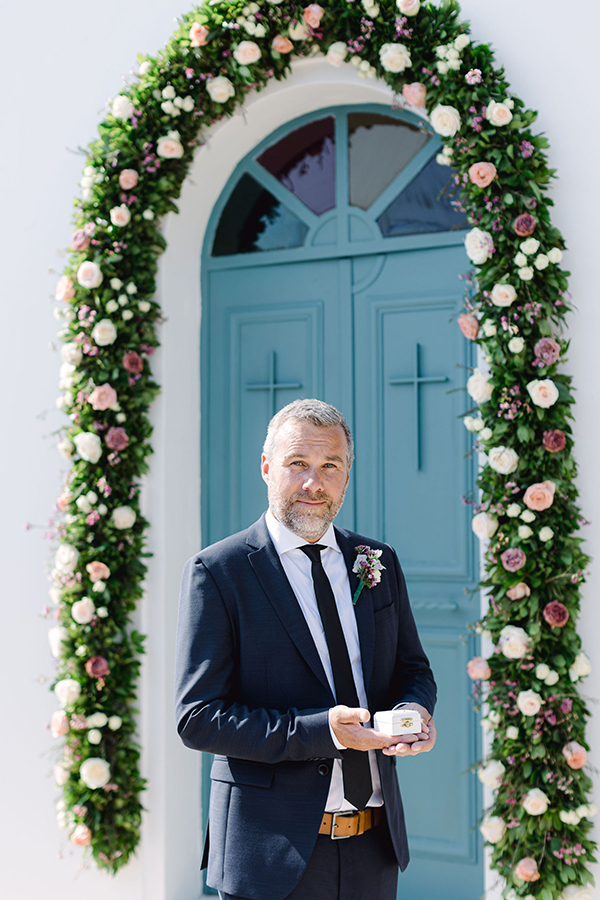 lovely-spring-elopement-in-kefalonia-anemones-roses_16