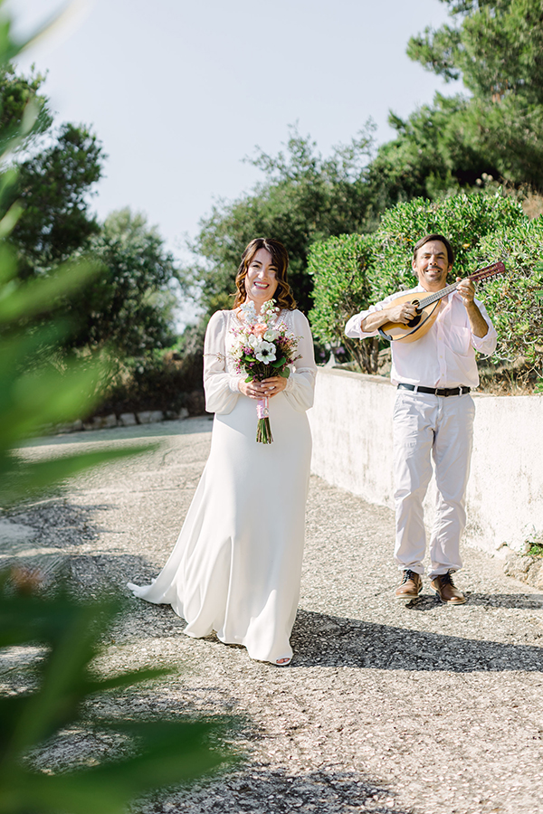 lovely-spring-elopement-in-kefalonia-anemones-roses_17