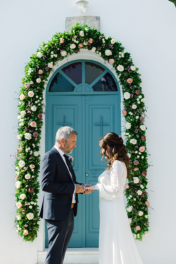 lovely-spring-elopement-in-kefalonia-anemones-roses_23