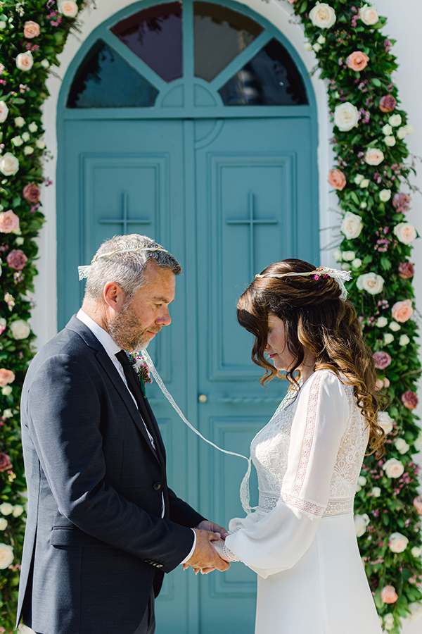 lovely-spring-elopement-in-kefalonia-anemones-roses_25