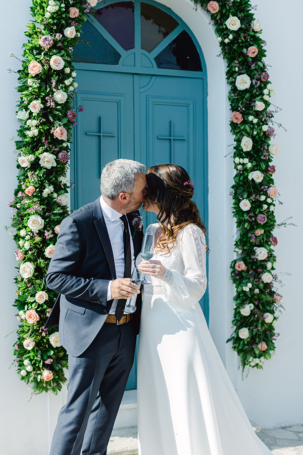 lovely-spring-elopement-in-kefalonia-anemones-roses_37